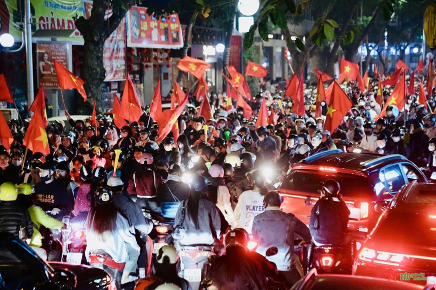 Vui chiến thắng, không quên an toàn giao thông